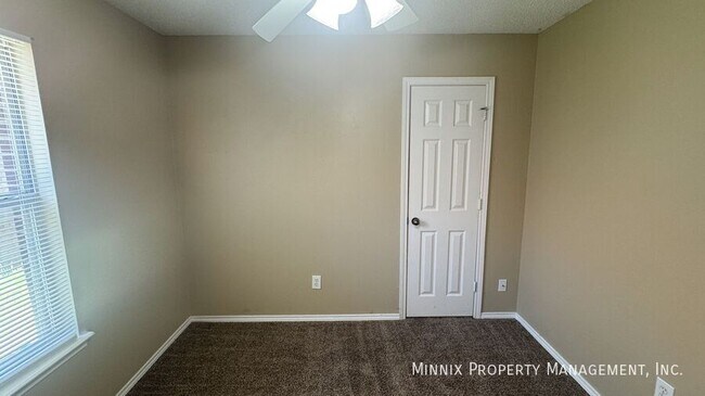 Building Photo - 525 N Iola Ave