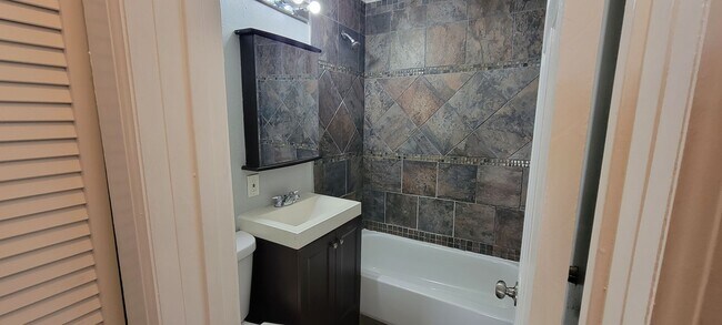 Building Photo - 2 bedrooms 1 bath renovated ready for move in