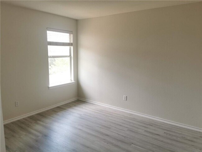 Building Photo - 3207 Barksdale Dr