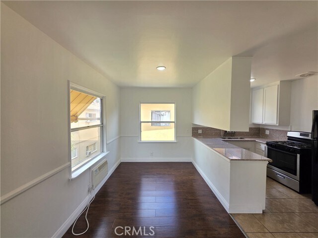 Building Photo - 8706 Parthenia Pl