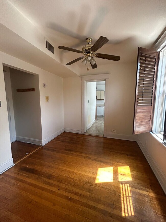 Building Photo - 4157 N. Damen-#2
