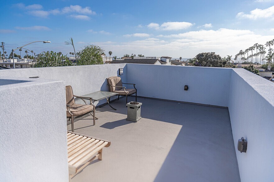 Building Photo - 7005 La Jolla Blvd