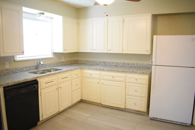 Building Photo - Super Cute 2 Bedroom Home in Tech Terrace!