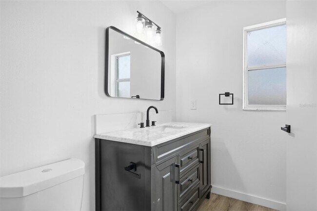 Building Photo - 515 Floral Dr