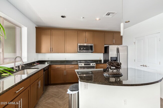 Building Photo - 945 E Playa Del Norte Dr