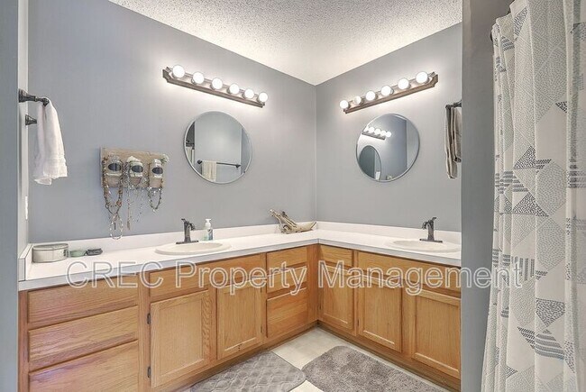 Building Photo - 2318 N England Ct