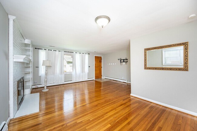 Building Photo - 3 Bedroom Home For Rent in Sandston VA With Detached Garage, Fenced Yard, and Lawn Care Included