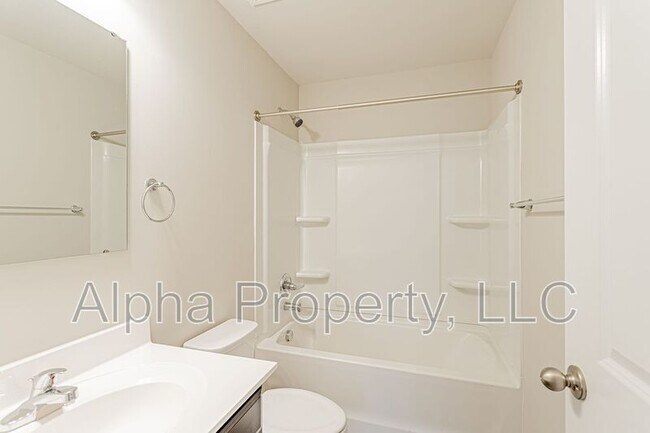 Building Photo - 10 Torrington Dr