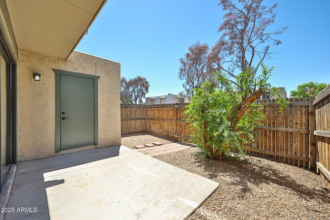 Building Photo - 6024 W Golden Ln