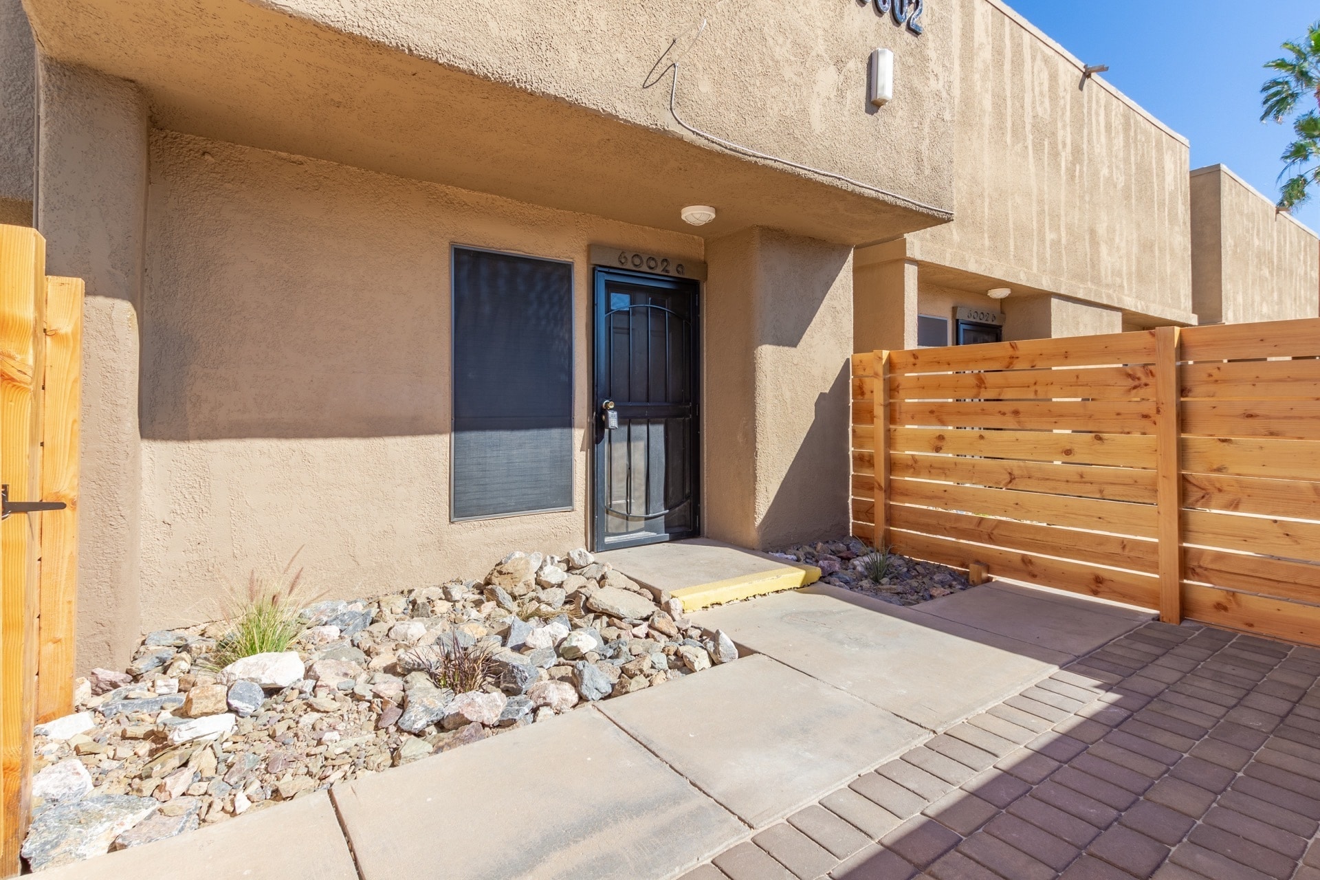 Building Photo - 6036 W Oregon Ave