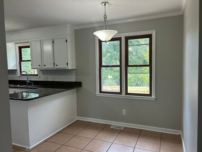 Building Photo - 800 Valhalla Dr