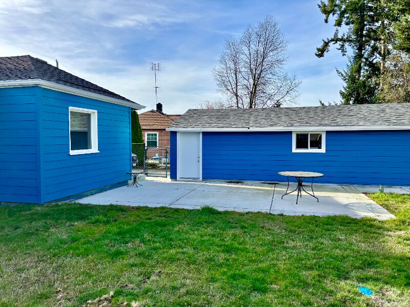 Building Photo - 13623 8th Ave SW