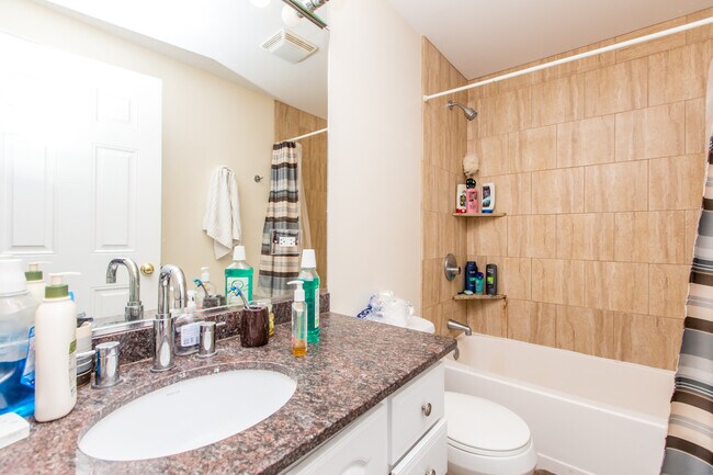 Building Photo - Massive 4bed/2bath DUPLEX in the HEART of Bucktown/Wicker Park! In-Unit Laundry! Central Air!