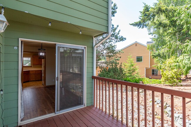 Building Photo - 3 Bedroom and 2.5 Bath End Unit Townhouse