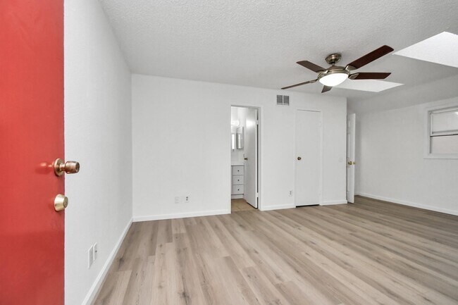 Building Photo - 10855 Meadowglen Ln