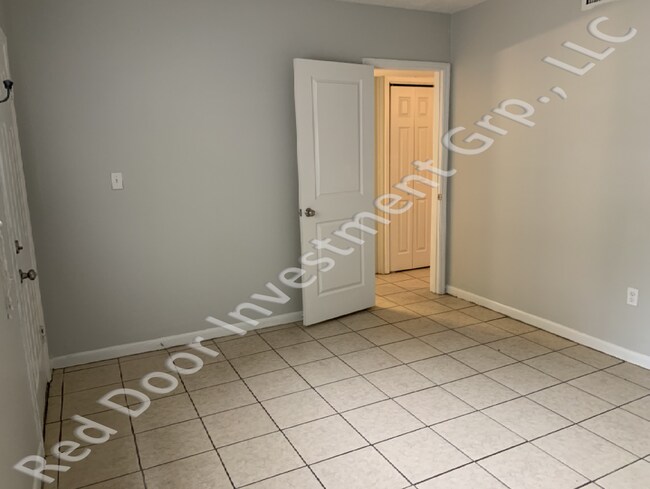 Building Photo - Spacious 1/1 1st Floor Condo - minutes fro...