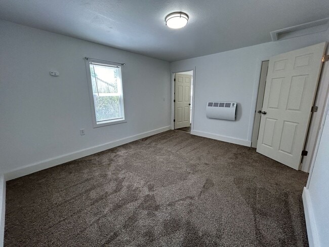 Building Photo - 3 Bedroom 1 Bath Beautiful House with Fenced Yard & Garage