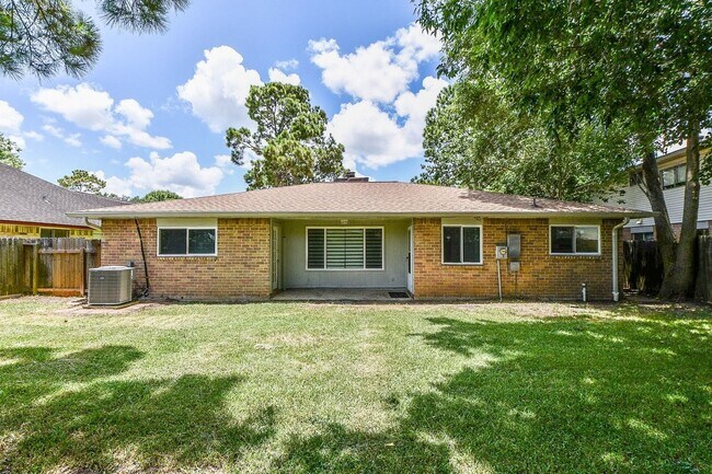Building Photo - 16823 Cobble Ridge Dr