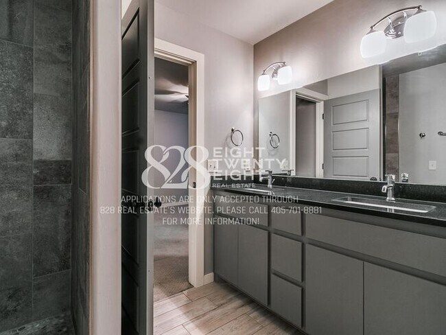 Building Photo - *AVAILABLE NOW!* Urban chic 3 bed/2.5 bath Townhome in West Norman!