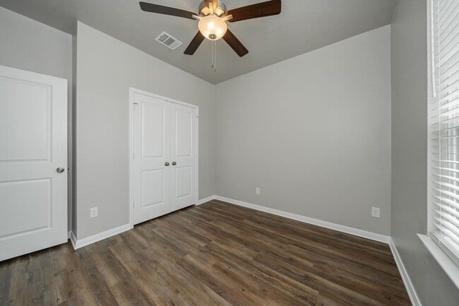 Building Photo - Bright & Cozy Townhome