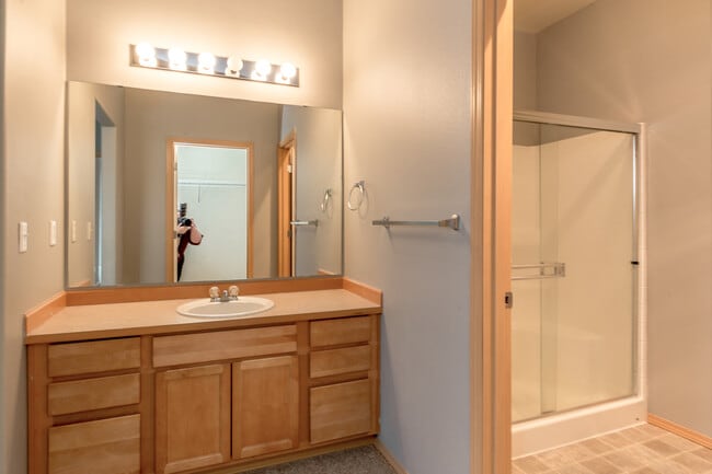 Building Photo - Low Maintenance Living 2 Bedroom Condo, Du...