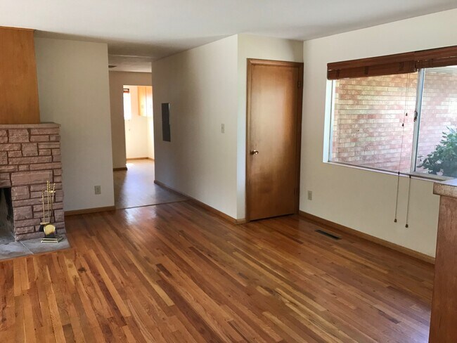Building Photo - 3824 W Greenbrier Dr