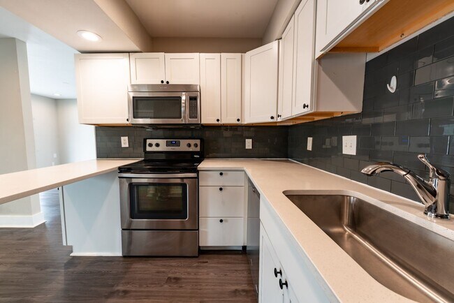 Building Photo - 935 La Posada Dr