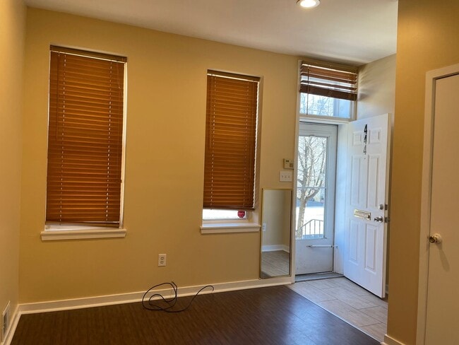 Building Photo - Freshly Renovated 2 Bedroom 1 Bath a block...