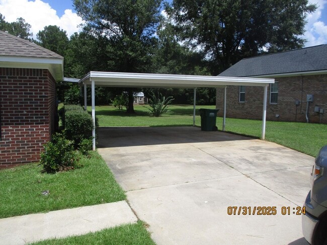 Building Photo - 723 Shamrock Dr