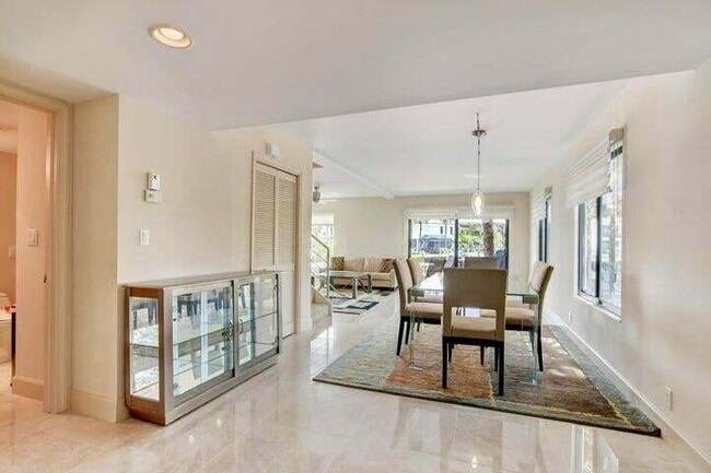 Building Photo - 1005 Russell Dr