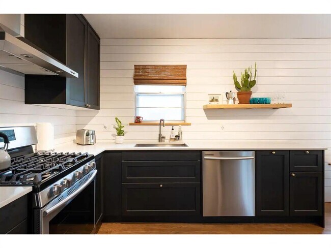 Building Photo - 3011 E 17th St