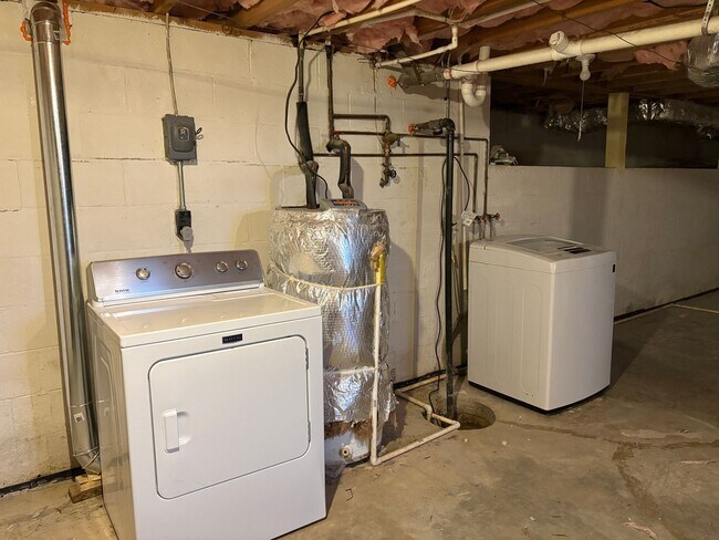 Building Photo - 3 Bedroom, 1.5 Bathroom House in Winston-S...