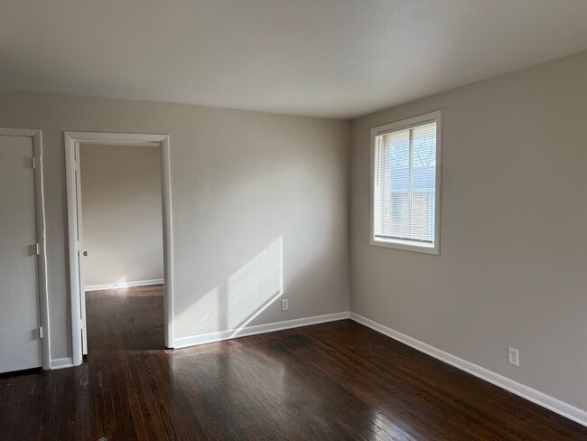 Building Photo - 2 bedrooms/ Nashville