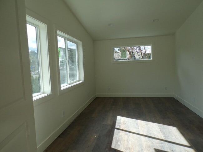 Building Photo - 1400 Dollar St