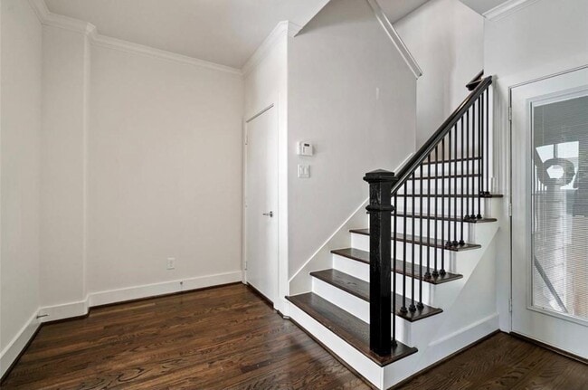 Building Photo - 1333 W 22nd St