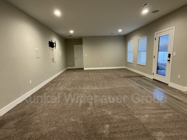 Building Photo - 1212 Hickory Point Dr