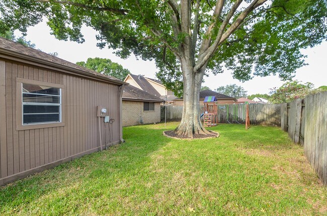 Building Photo - 3027 Colonial Dr