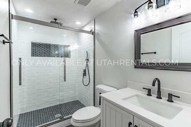 Building Photo - 4143 N Fairfield Dr