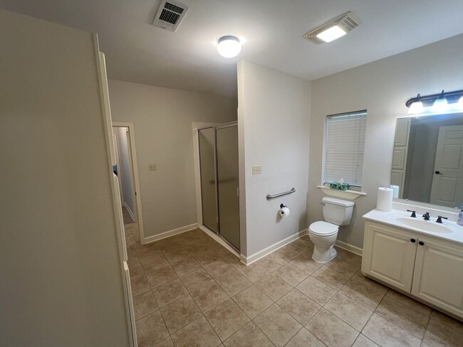 Building Photo - 2 bedroom, 1 bathroom home located in Gree...