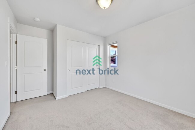 Building Photo - Spacious 5 bedrooms and 3 bathrooms Cul-de...