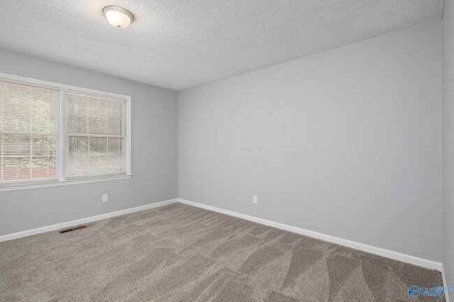 Building Photo - 2624 Excalibur Dr SE