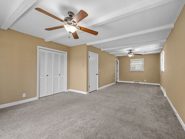 Building Photo - Spacious 2 bedroom 1.5 bathroom home in th...