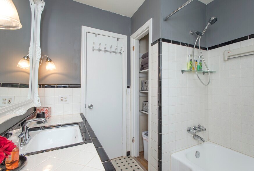 Bath 1 - 1803 Ashwood Ave