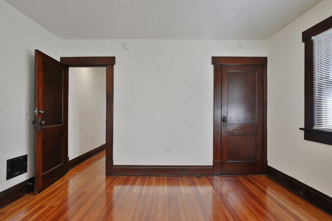 Building Photo - NEWLY RENOVATED NORTH CAMPUS - 3 BEDROOM 2 FULL BATHROOMS