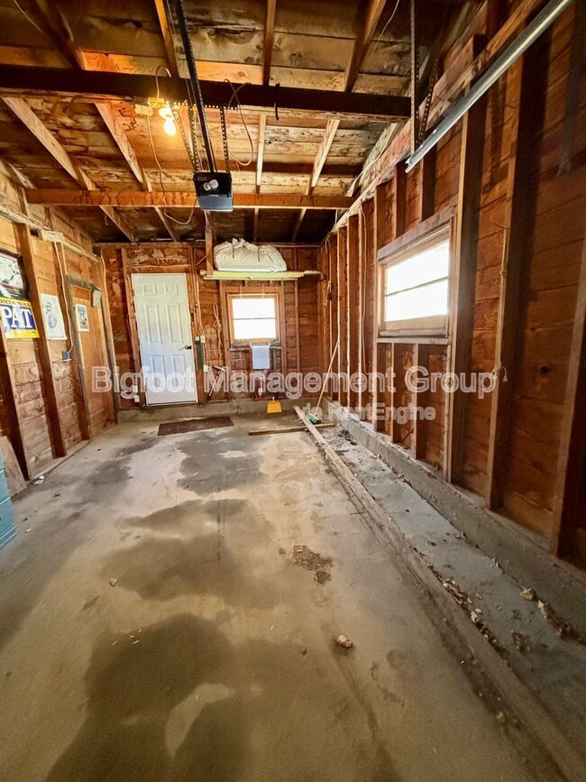 Building Photo - 913 N Park Ave