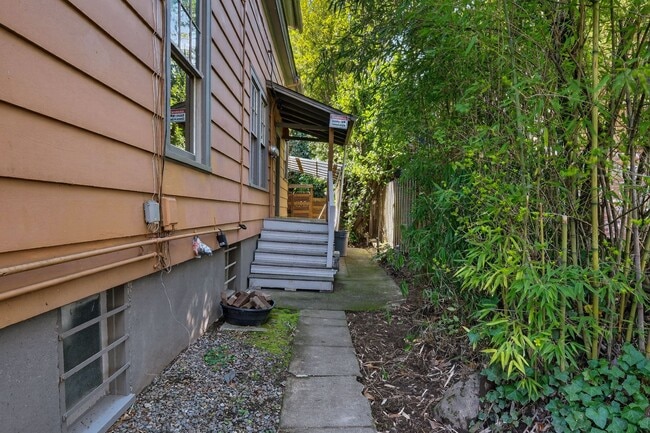 Building Photo - 713 SE 27th Ave