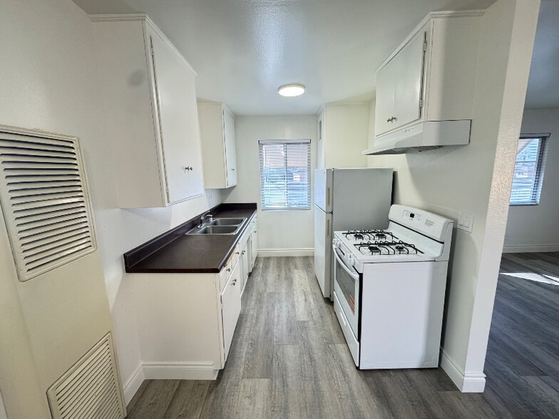 Building Photo - 1133 E Alosta Ave