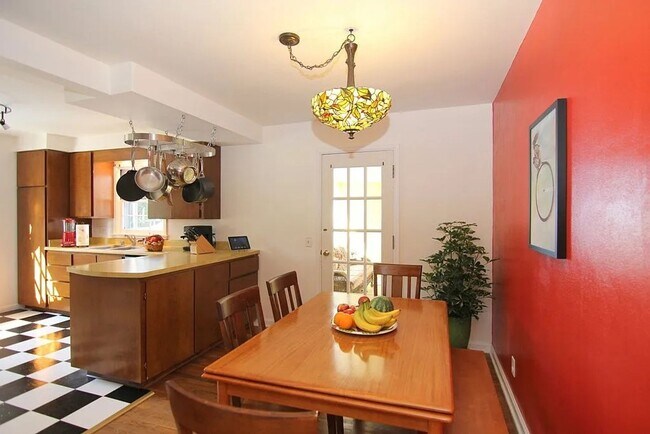 Building Photo - Now Leasing! Charming Home in One of Madis...