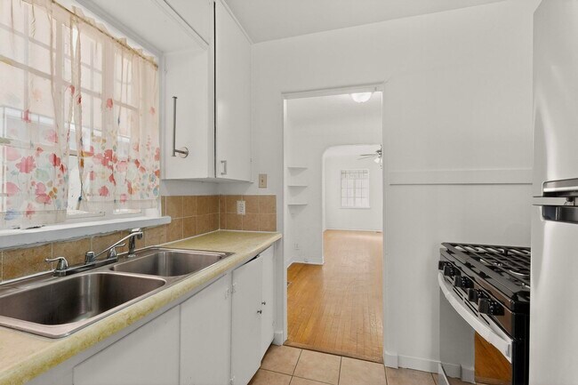 Building Photo - 116 Columbia Dr SE