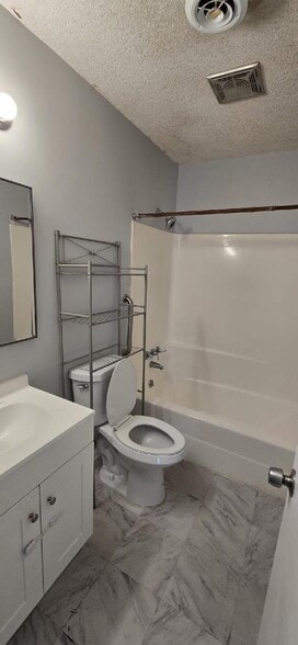 Building Photo - 2235 Poinsettia Cir